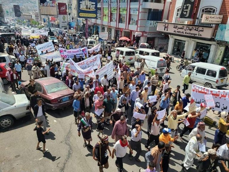 مظاهرات شعبية حاشدة تندد بالفساد وتطالب برحيل السلطة المحلية في تعز