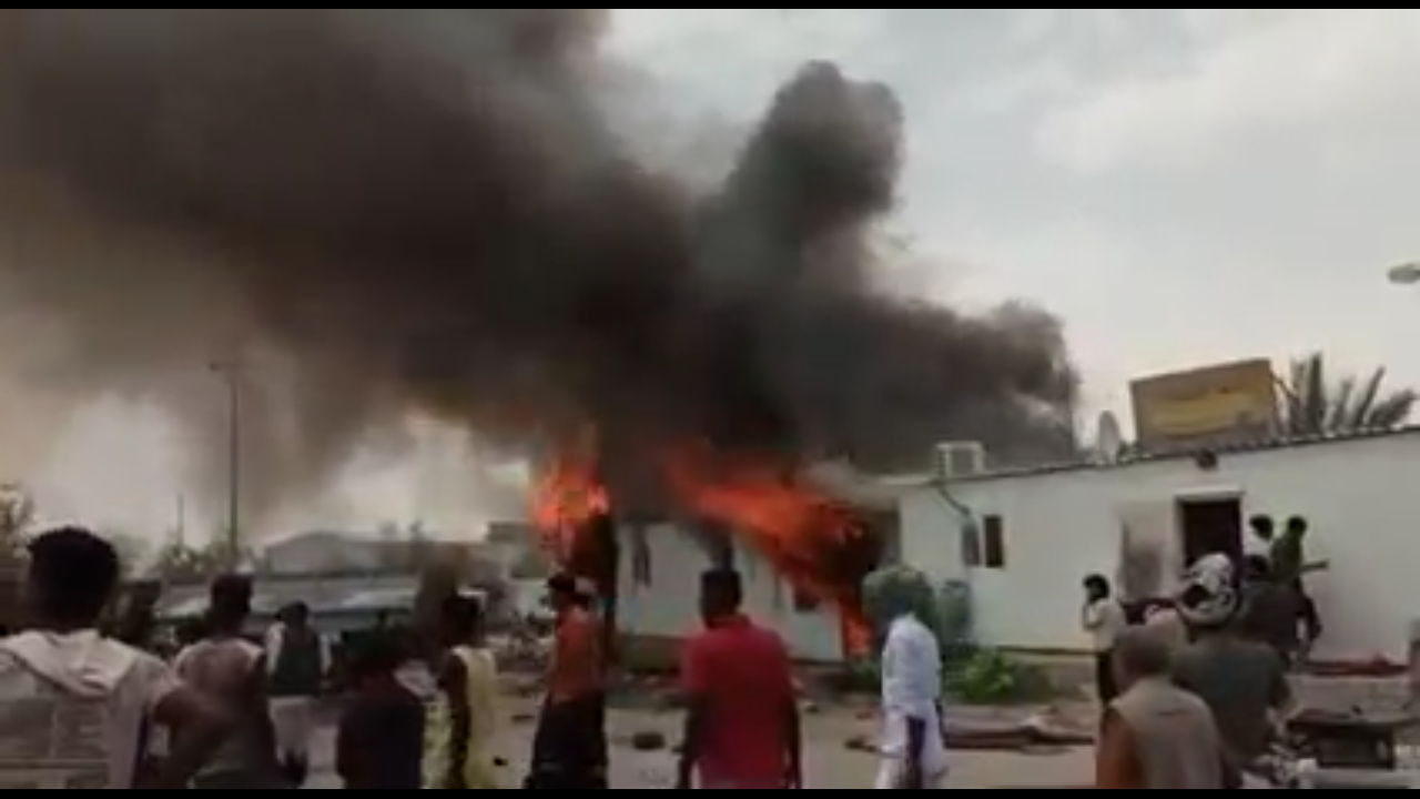 بالفيديو … إندلاع حريق هائل في مكاتب التخليص الجمركي بمنفذ شحن البري