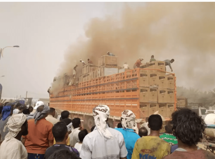 حريق هائل يلتهم أجهزة كهربائية على متن شاحنة في حضرموت