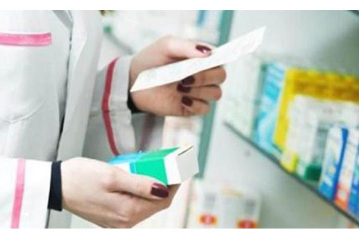 حاول شاب مضايقتها لترتطم بسيارتها عرض عمود الكهرباء .. وفاة صيدلانية بحادث مروري مؤسف في العاصمة صنعاء” صورة “