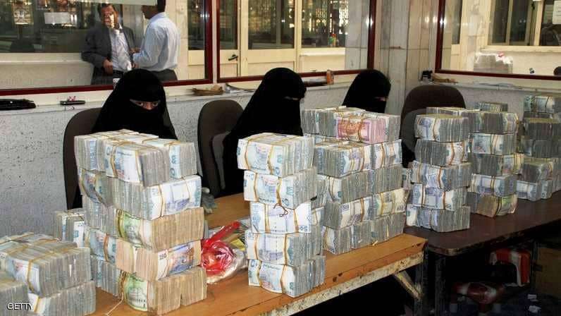 خبير اقتصادي يكشف عن الجهة التي تتحمل مسؤولية الانهيار المصرفي في اليمن