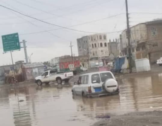 السيول تغلق شارع الخمسين الشمالي بالعاصمة صنعاء وتؤدي إلى انهيار مبانٍ سكنية في المحويت “ًصور “