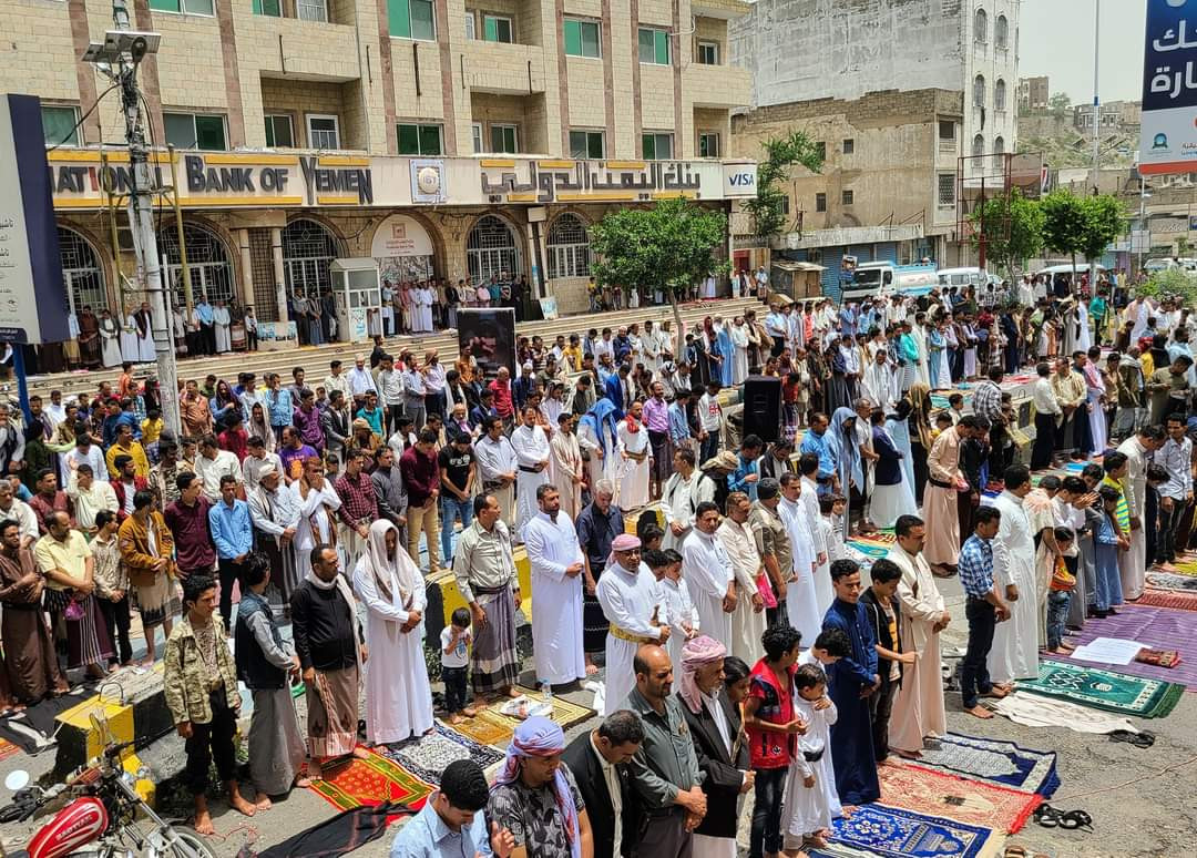 بالصور .. استمرار التظاهرات والاحتجاجات الشعبية المطالبة برحيل الفاسدين في تعز