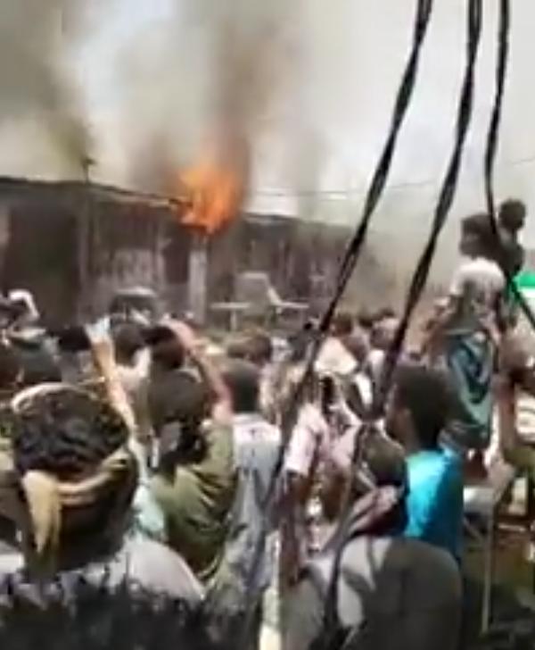 حريق يلتهم أربعة محلات في إحدى المحافظات