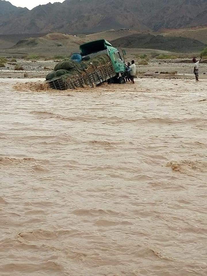 عاجل: غرق سيارة دينا في مجرى السيول في حضرموت (صور)