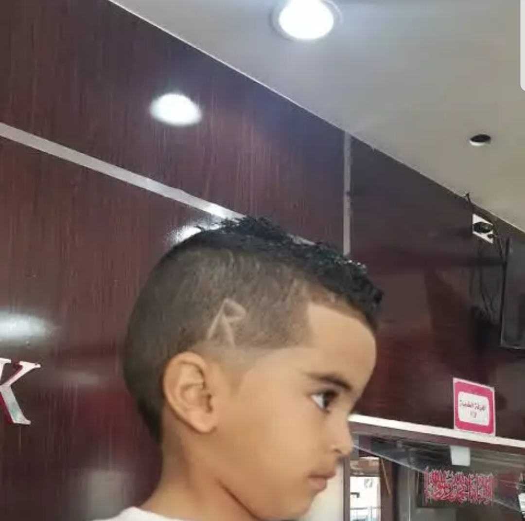 تعميم حوثي جديد لصوالين الحلاقة بشان قصات الشعر.. وثيقة