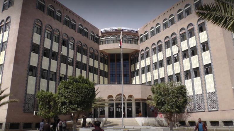 وزارة الصناعة في حكومة صنعاء تطالب التجار بتخفيض الأسعار بنسبة 7 ٪ وفق متغيرات صرف العملة “وثيق”