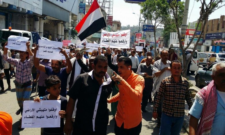 عقب التنكيل بأسرة الحرق .. خروج مظاهرات حاشدة في تعز للمطالبة بضبط عصابات الاراضي