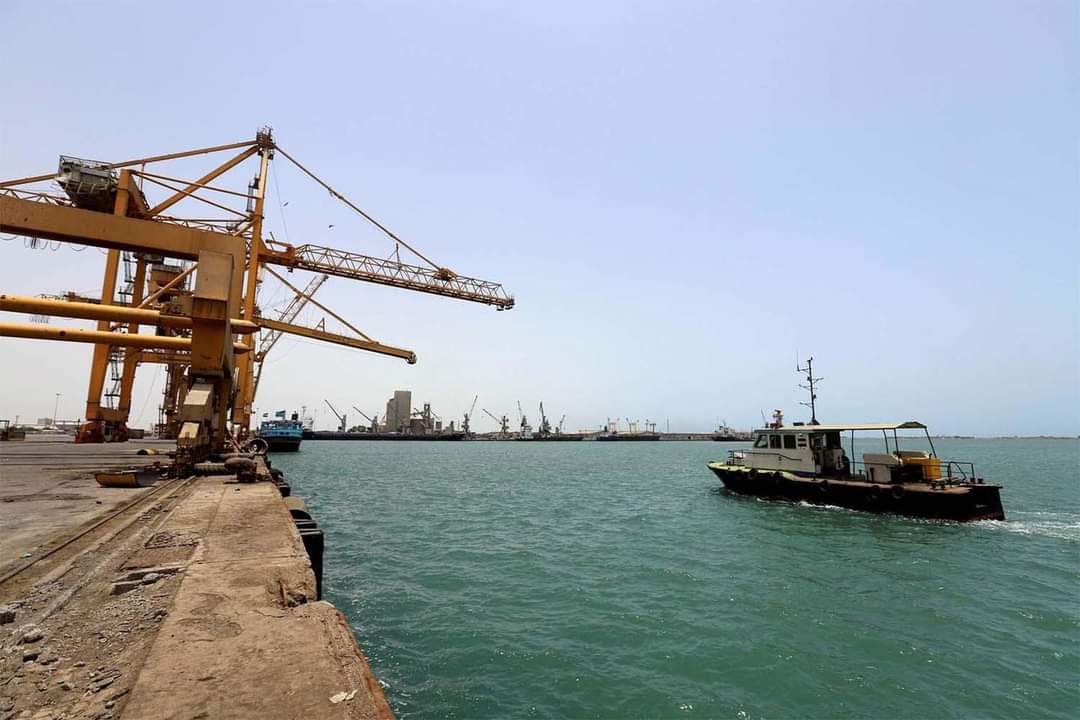 الحوثيون يعلنون رسمياً عن أول بديل لقرار الشرعية رفع سعر الدولار الجمركي