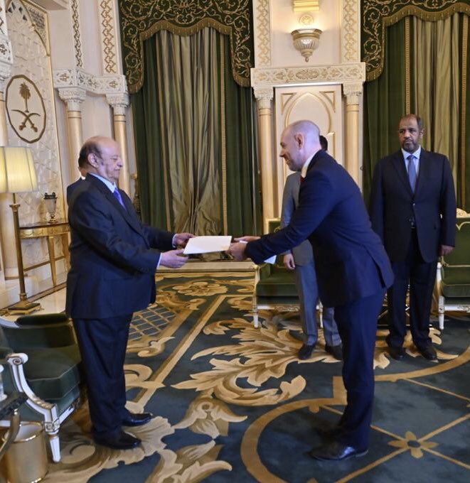 بالفيديو : سفير دولة عظمى يرحب باليمنيين ويعدهم بالسعادة مرة أخرى