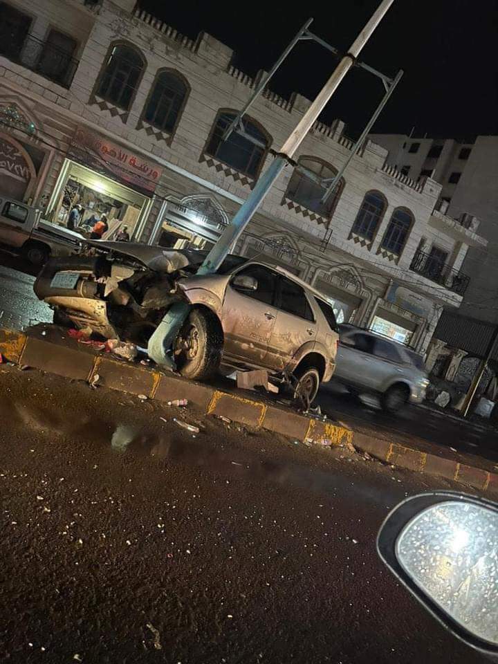 انزلقت السيارة بسبب مياه الأمطار وارتطمت بالعمود .. حادث مروري مروع في العاصمة صنعاء ” صور “