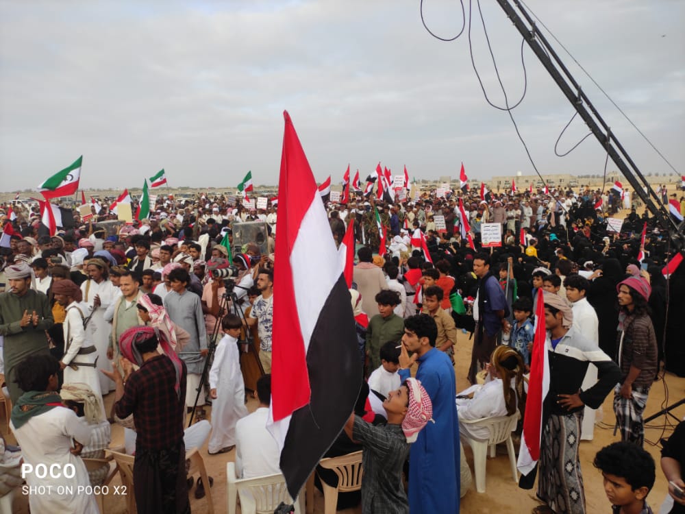 هكذا ظهر الشيخ الحريزي وسط الحشود بمحافظة المهرة
