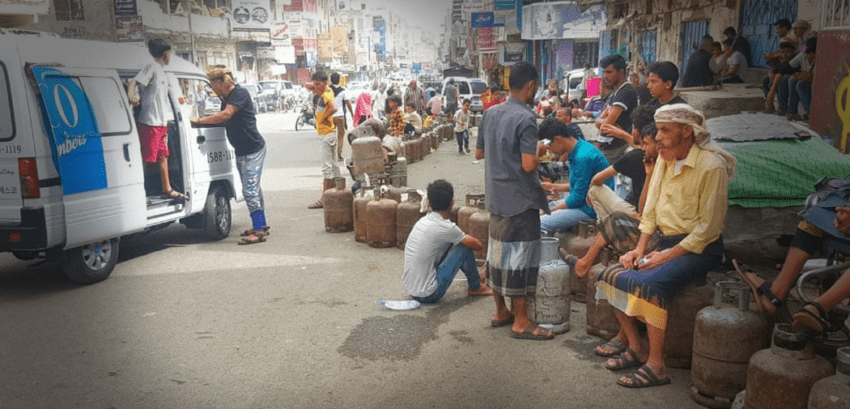 أزمة الغاز تفاقم معاناة سكان تعز.. والسبب: “الوكلاء أم هوامير وتجار السوق السوداء”!