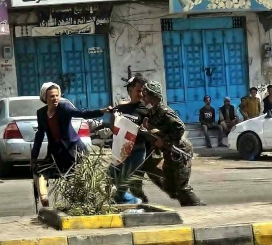 بالفيديو : مسلح يهدد مواطنا بالقتل أثناء تصوير الإحتجاجات