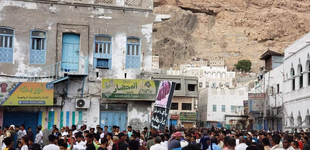 حضرموت … تظاهرة شعبية تشيع جثمان المواطن بقشان وتطالب البحسني بالرحيل ” صور “
