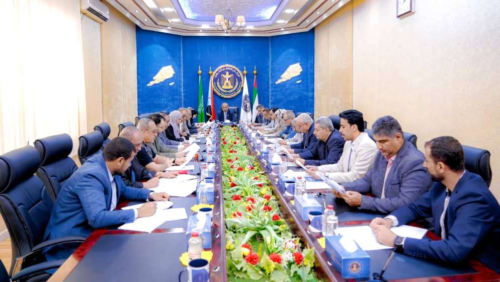 الانتقالي يدعو قواته لرفع الجاهزية ويحمل الشرعية مسؤولية انهيار الخدمات في الجنوب