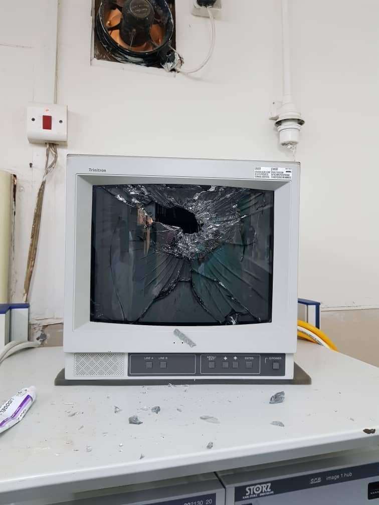 لهذا السبب … مواطن يحطم تجهيزات احدى مستشفيات العاصمة ويتلف ما قيمته 170الف دولار ” صور “