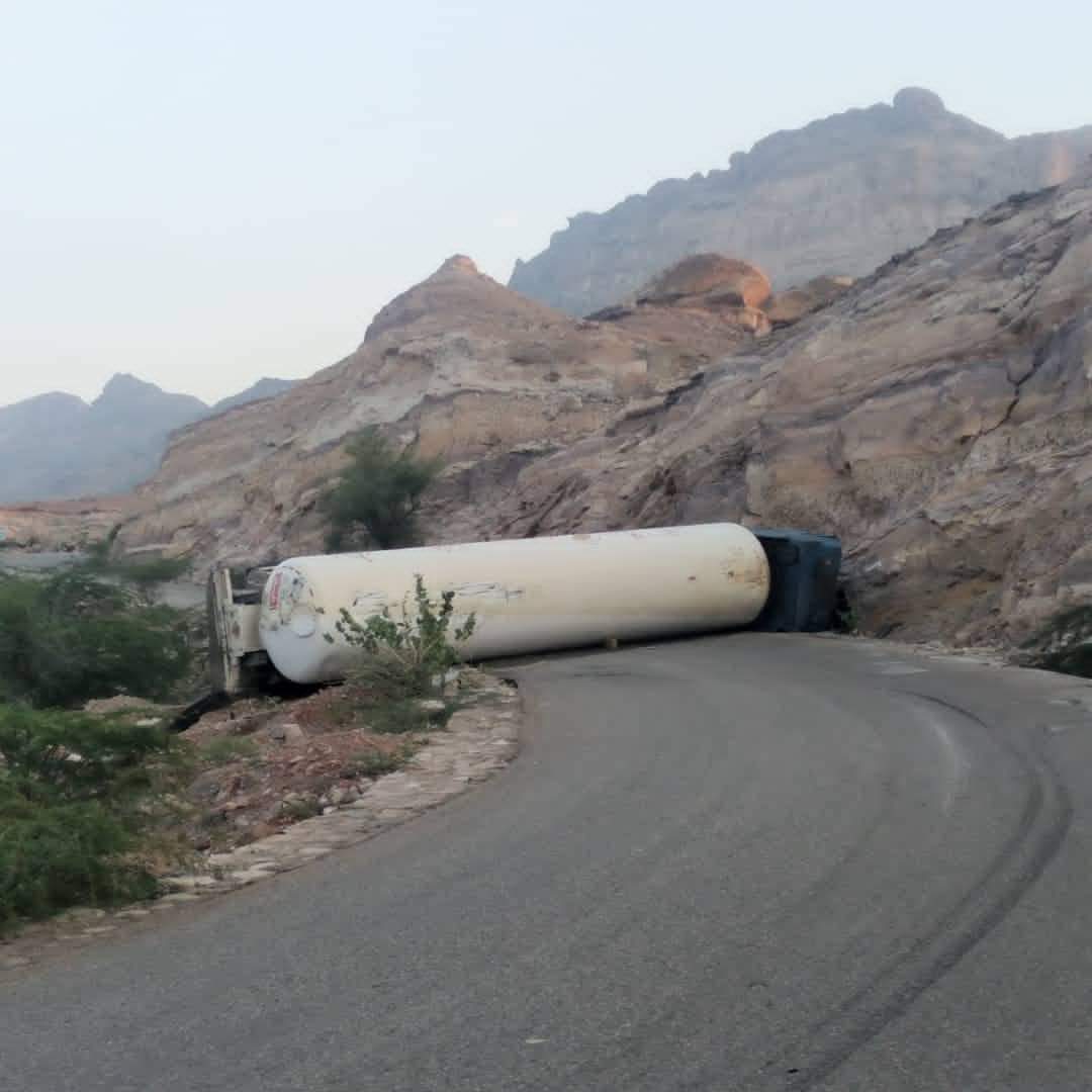 شاهد : انقلاب قاطرة غاز يقطع خطاً يصل بين محافظتين وتحذير للمواطنين بسبب “التسرب”