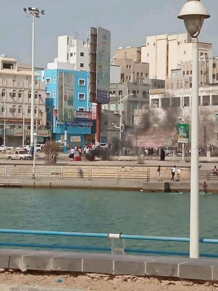 عاجل: اشتعال الحرائق في المكلا وغيل باوزير وتوجيهات من البحسني بقمع الانتفاضة بوحشية