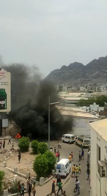 من هو بوعزيزي عدن.. تعرف على الشاب الذي قد يطيح بالانتقالي وحكومة هادي