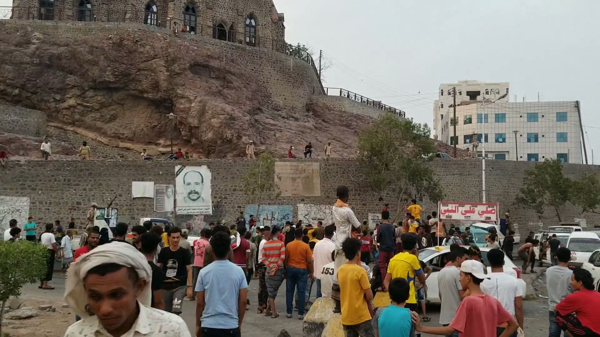 متظاهرون يسيطرون على مقرات الإنتقالي والمتحدث العسكري للمجلس يروي تفاصيل سقوط القتلى والجرحى في صفوف المحتجين