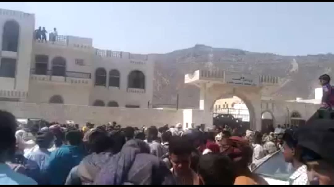 بالفيديو … مظاهرات شعبية تطالب برحيل القوات الإماراتية وقوات الانتقالي من محافظة سقطرى