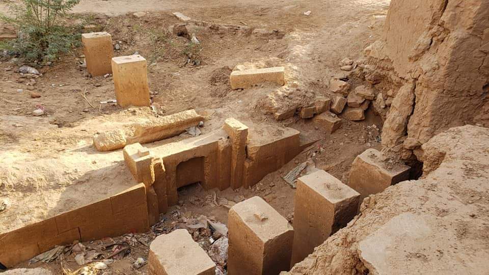 بالصور : مواطن يمني يعثر على كنز أثري أثناء محاولة إعادة بناء منزله