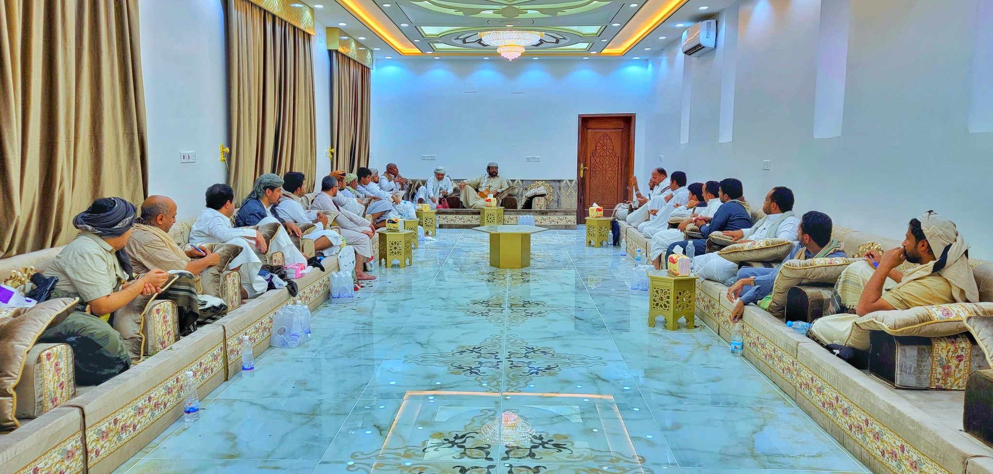 مأرب : اجتماع للعرادة مع الصرافين لإنقاذ الريال