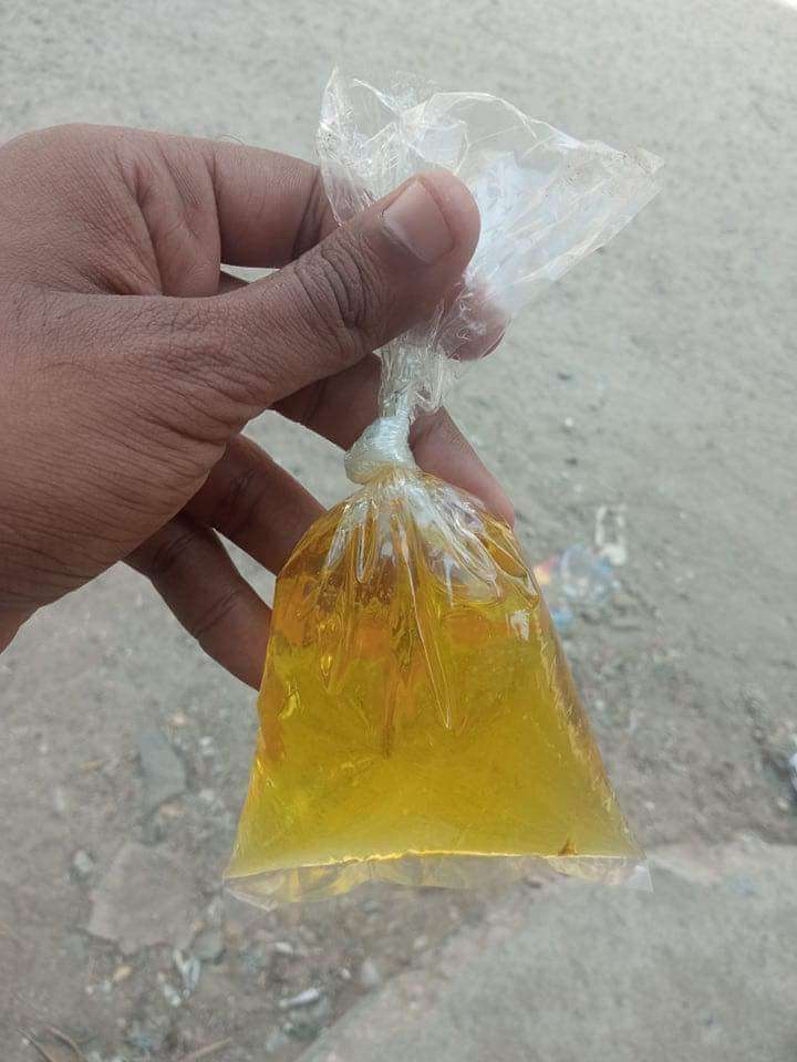 بركات عبدالملك وحكومته .. زيت الطبخ بأكياس و بـ 200 ريال