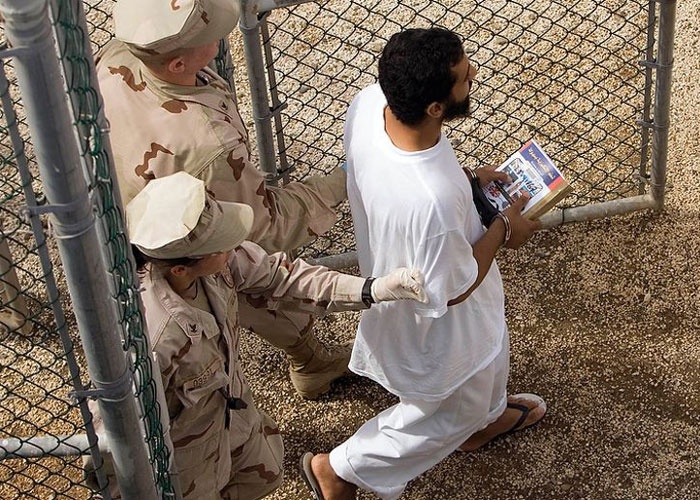 صحيفة أمريكية : نقل يمني من غوانتنامو إلى سلطنة عمان