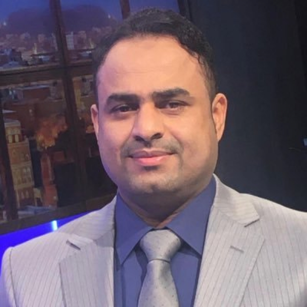إعلامي في الشرعية يكشف : مساعي للإطاحة باللواء العرادة مقابل وهم رئاسة الجمهورية