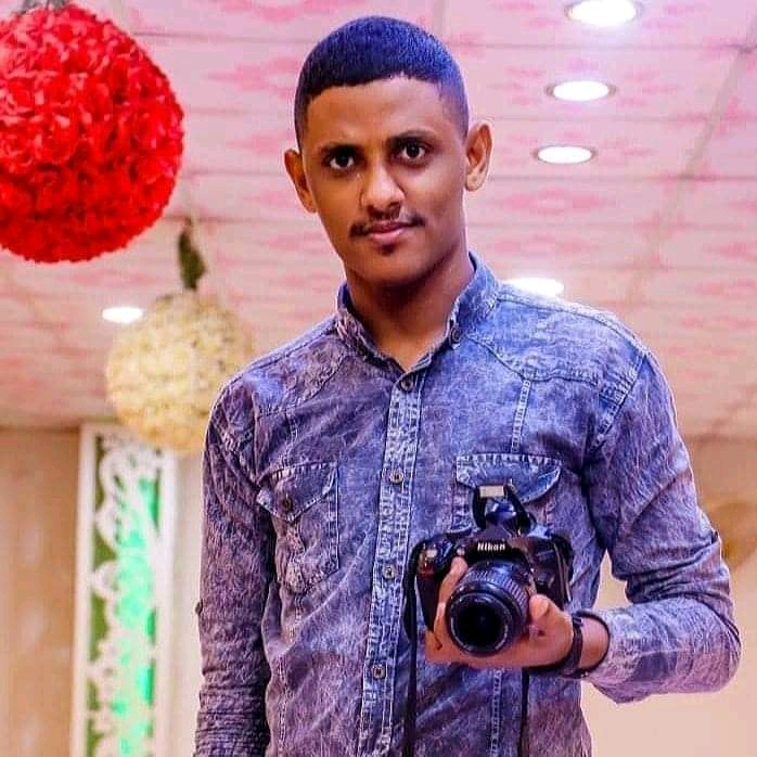 قوة أمنية بعدن تعتقل صحفي رياضي وناشطون يتضامنون معه