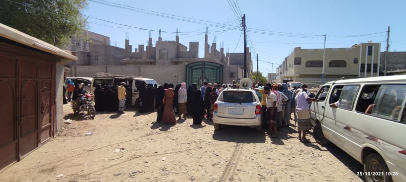 أبين: العشرات يتظاهرون لإقالة رئيس جمعية المعاقين ومكتب الشؤون الاجتماعية