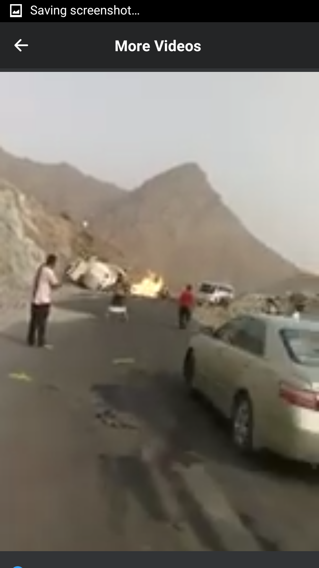 فيديو يحبس الأنفاس .. سيارات المواطنين تمر من بين ألسنة اللهب الحارقة على خط البيضاء  – مأرب