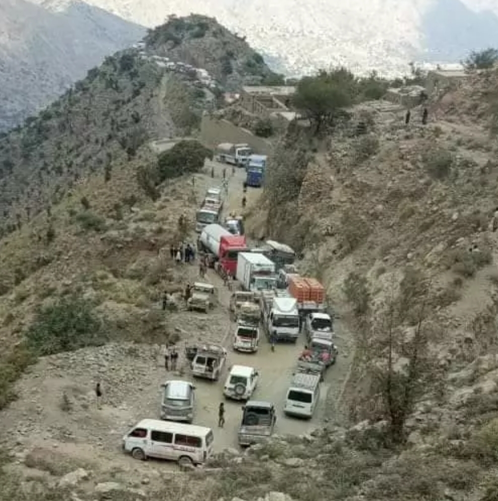شاحنة تقطع الطريق الوحيد بين عدن – تعز