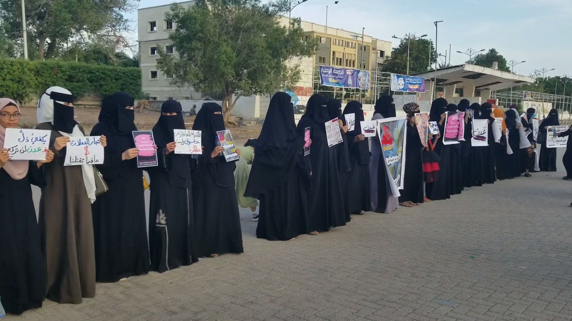 وقفة احتجاجية نسائية تنديدا بتدهور الوضع الخدمي والمعيشي في عدن ” صور “