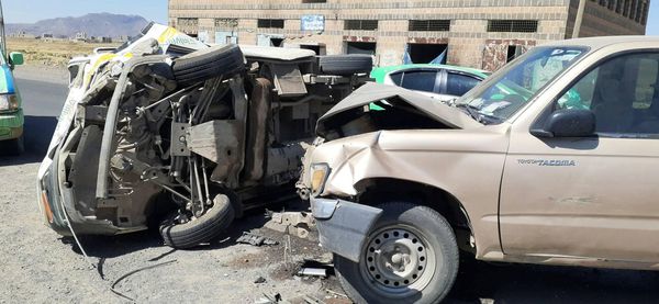 شاهد :  صور مروعة لحادث شنيع على طريق سنحان – خولان