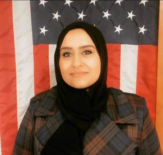 تعرف على أول شابة يمنية عضوة في مجلس محلي بأمريكا (صورة)