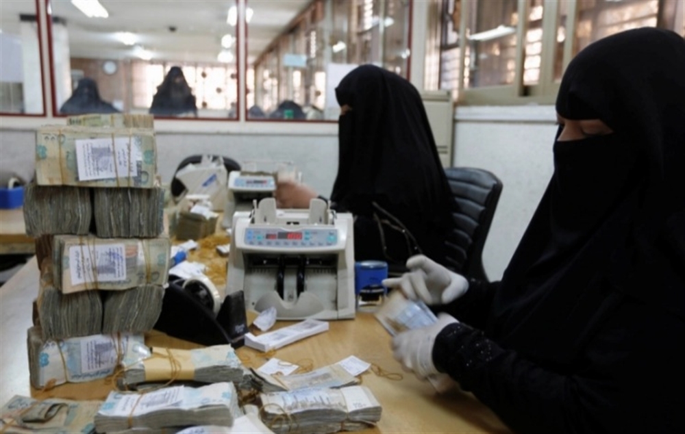 تدشين صرف مرتبات هذه الفئة من الموظفين في إحدى مديريات تعز