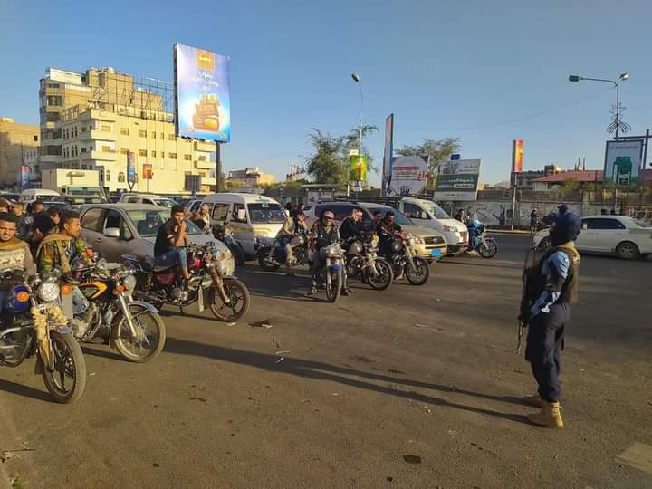 عاجل: تفاصيل انتشار مسلحين في صنعاء وسيطرتهم على تقاطعات الشوارع