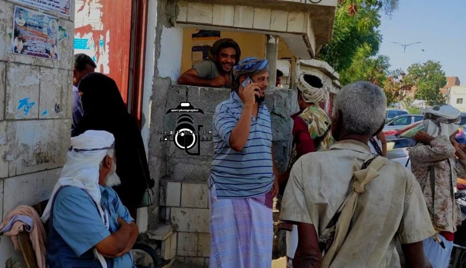أبين: حراسة المجمع الحكومي بزنجبار يطالبون بمرتباتهم المتوقفة منذ 5 اشهر ويهددون بالتصعيد