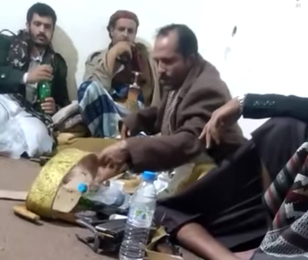 قائد القوات الخاصة في مأرب يحكم قبائل  آل عواض والأخيرة تصدر بيانا ” تفاصيل القصة + فيديو “