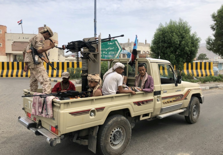 قوات الانتقالي تهاجم منزل ضابط في وزارة الداخلية بعدن وتنهب هواتف النساء