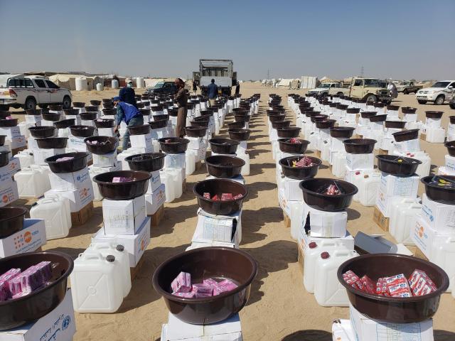 هذا ما وزعته منظمات تابعة للأمم المتحدة على النازحين في مأرب وأثار غضب اليمنيين “صور”