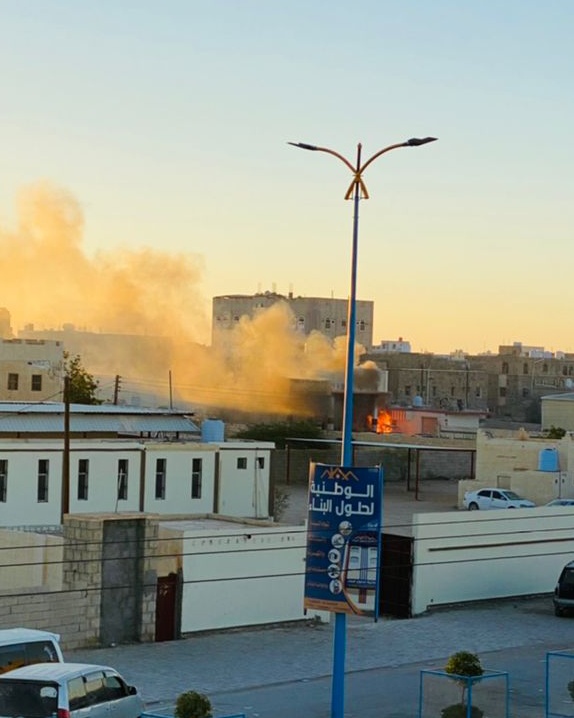 عاجل … حريق هائل يلتهم محطة وقود في شبوة ” صور “
