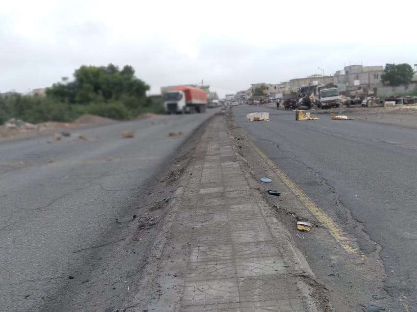 إصابة شيخ قبلي ومرافقيه بانفجار عبوة ناسفة في لحج