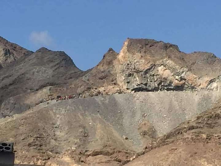 سقوط قتلى وجرحى بالعشرات في انهيار صخري بعدن