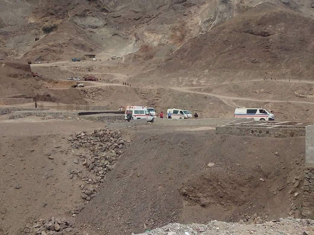 صور اولية لحادثة الانهيار الصخري الي اسفر عن وفاة 12 شخص في عدن