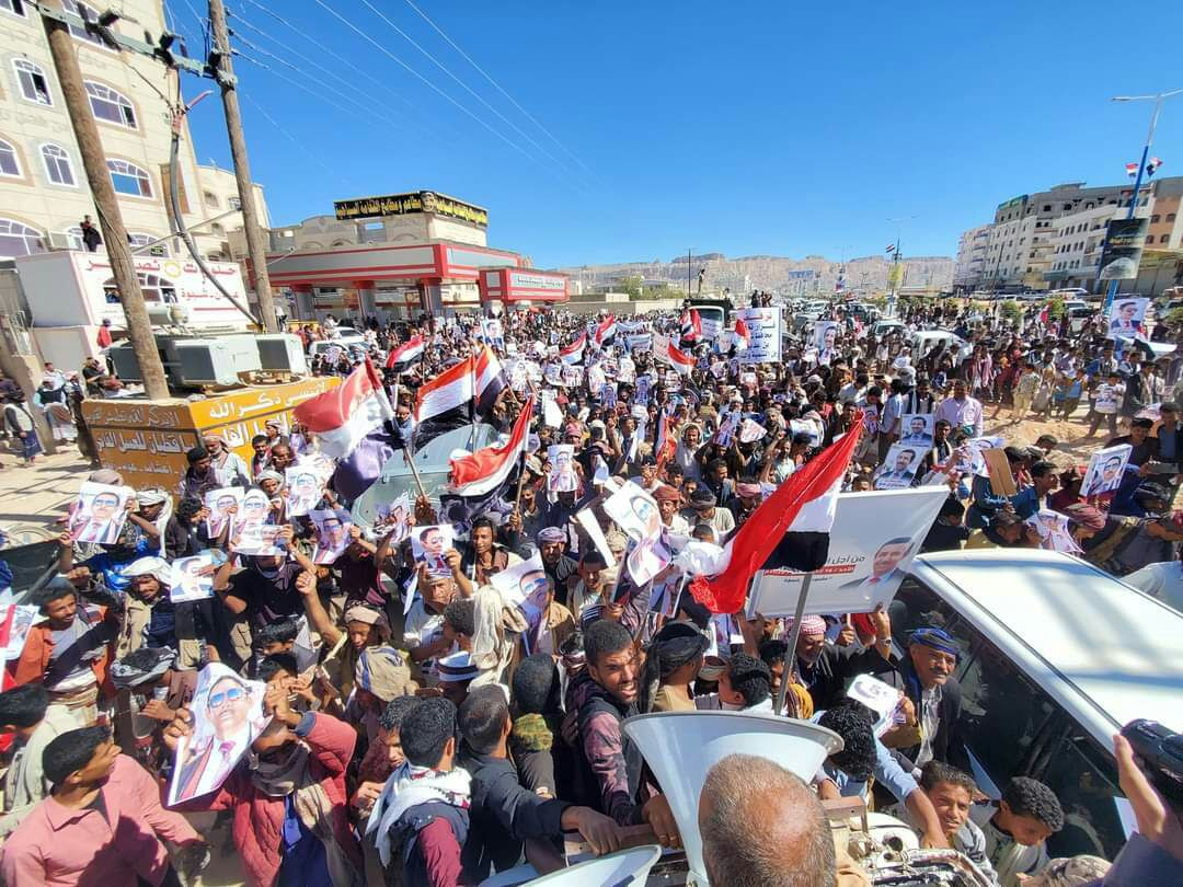 شاهد مظاهرات حاشدة وسط مدينة عتق دعما لمحافظ محافظة شبوة ” صور “