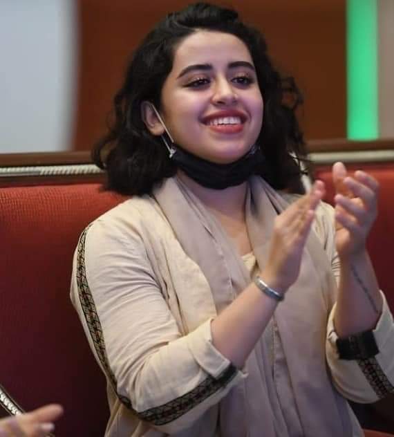 شاهد صور أول فتاة يمنية حسناء تشارك في بطولة عربية لرفع الأثقال